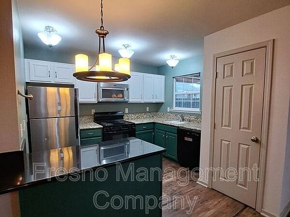 5th image of 829 E Dudley Ave