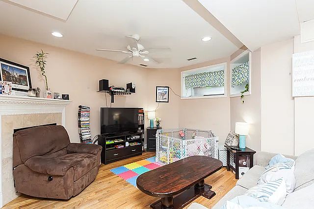 1st image of 1142 W Morse Ave #G