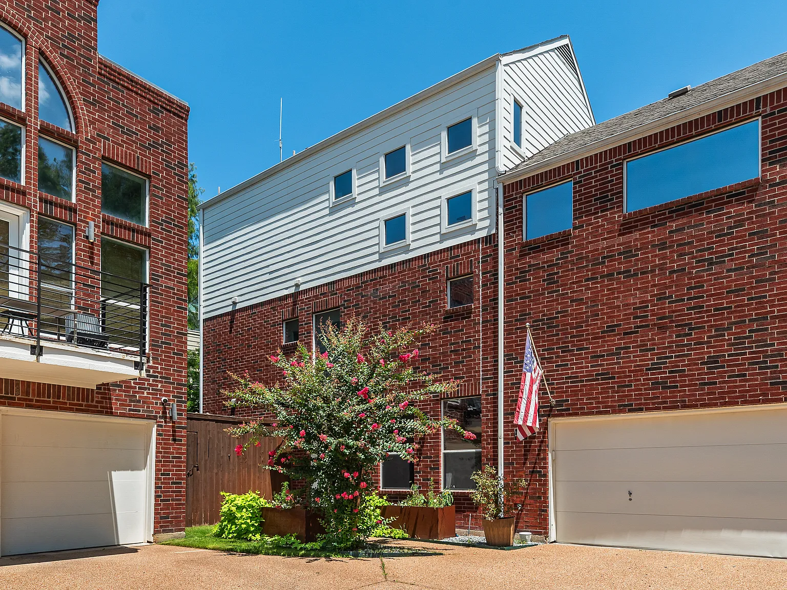 3 bed, 2.5 bath, 2266 sqft, $5,999 — Photo 3