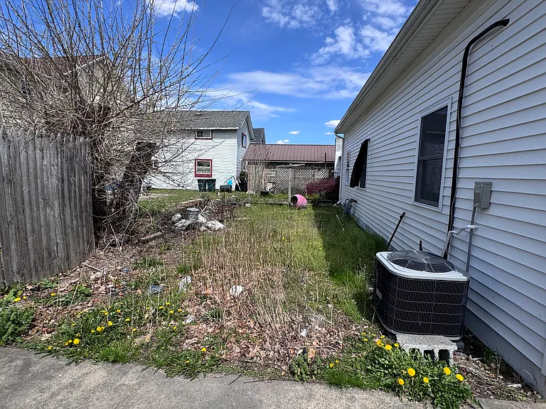 206 E 8th St — Photo 8