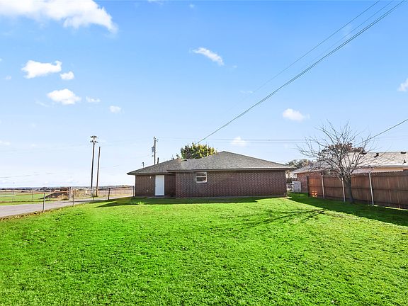 3rd image of 1811 N McDonald Ave