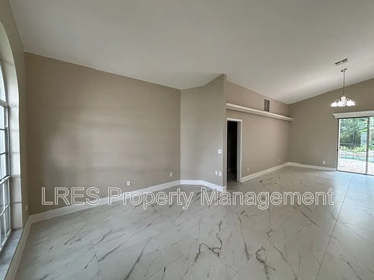 1028 Kerwood Cir — Photo 6
