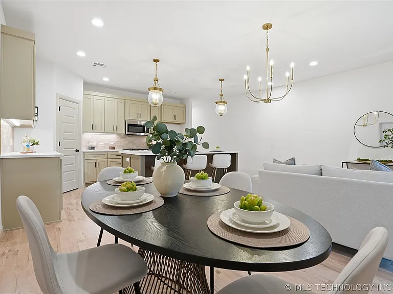 1414 E University Ave — Photo 14