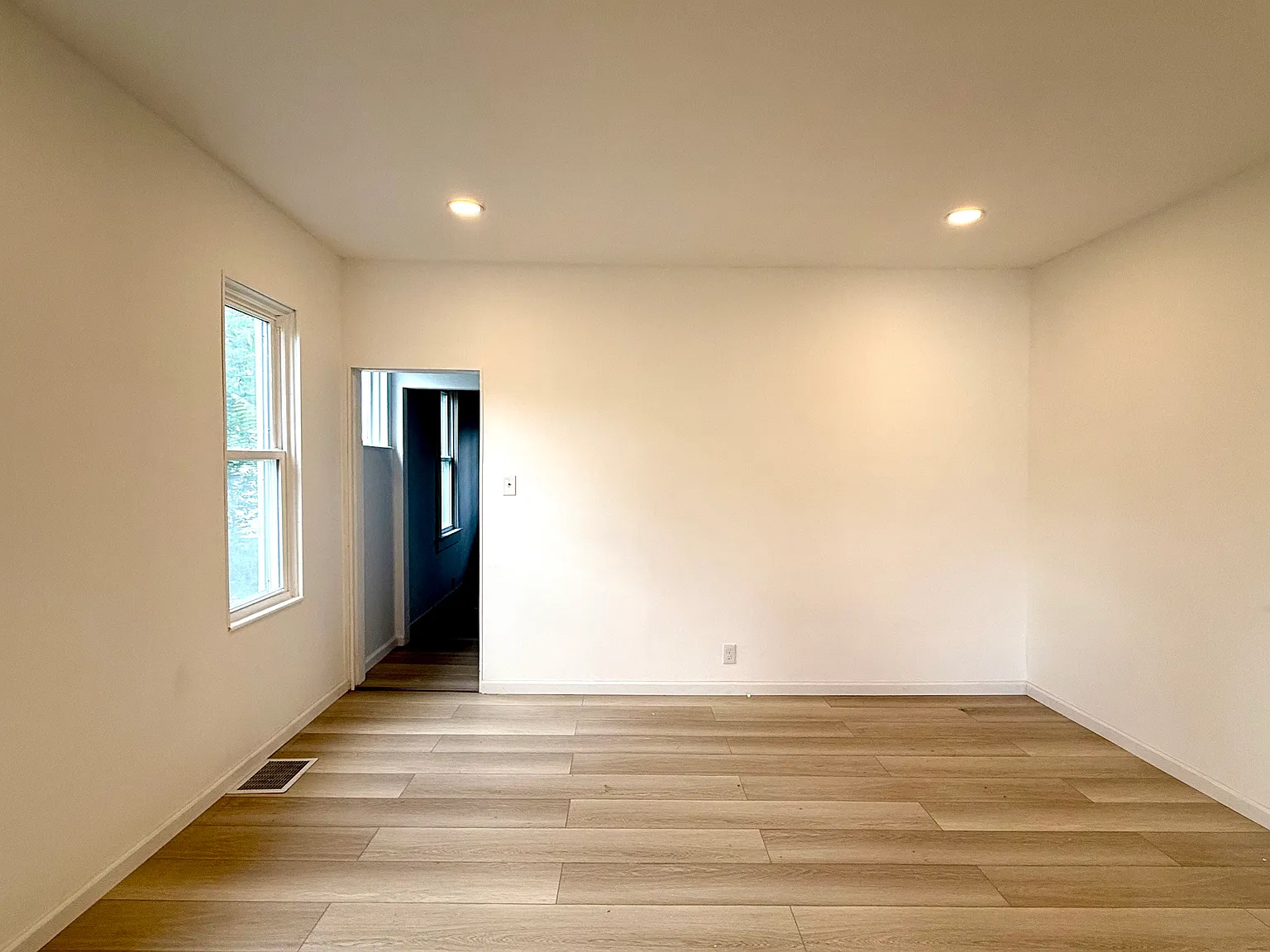 3 bed, 1.5 bath, 1300 sqft, $1,600 — Photo 3