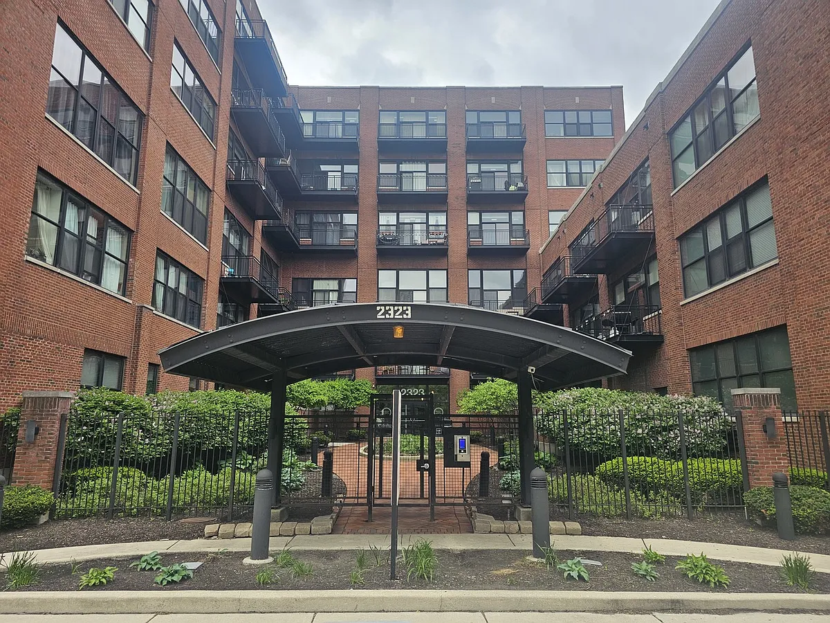 Building Photo - 2323 W Pershing Rd #128