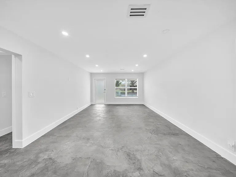 1721 N 16th Ct — Photo 12