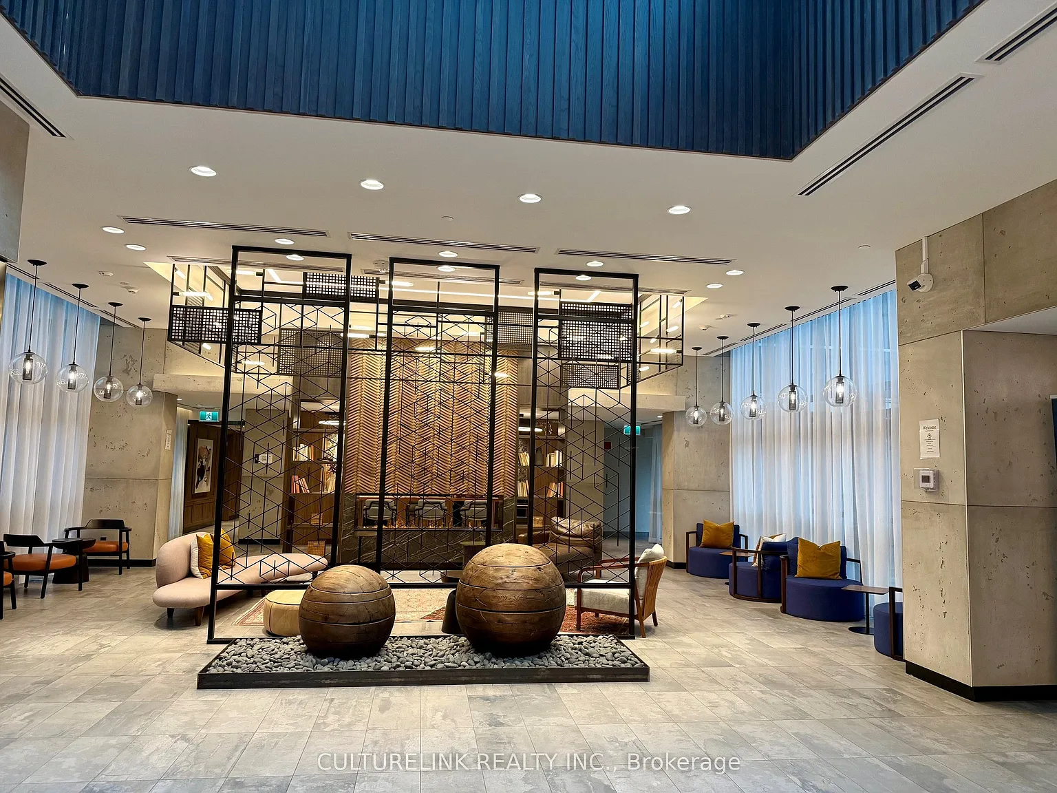 Empire Phoenix Condos — Photo 3
