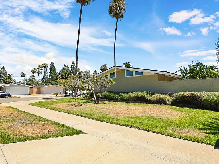 526 N Emerald Dr — Photo 4