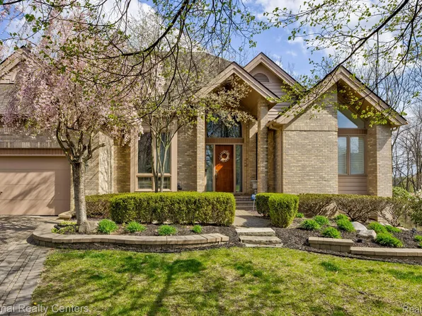 4981 Countryside Dr, West Bloomfield, MI 48323