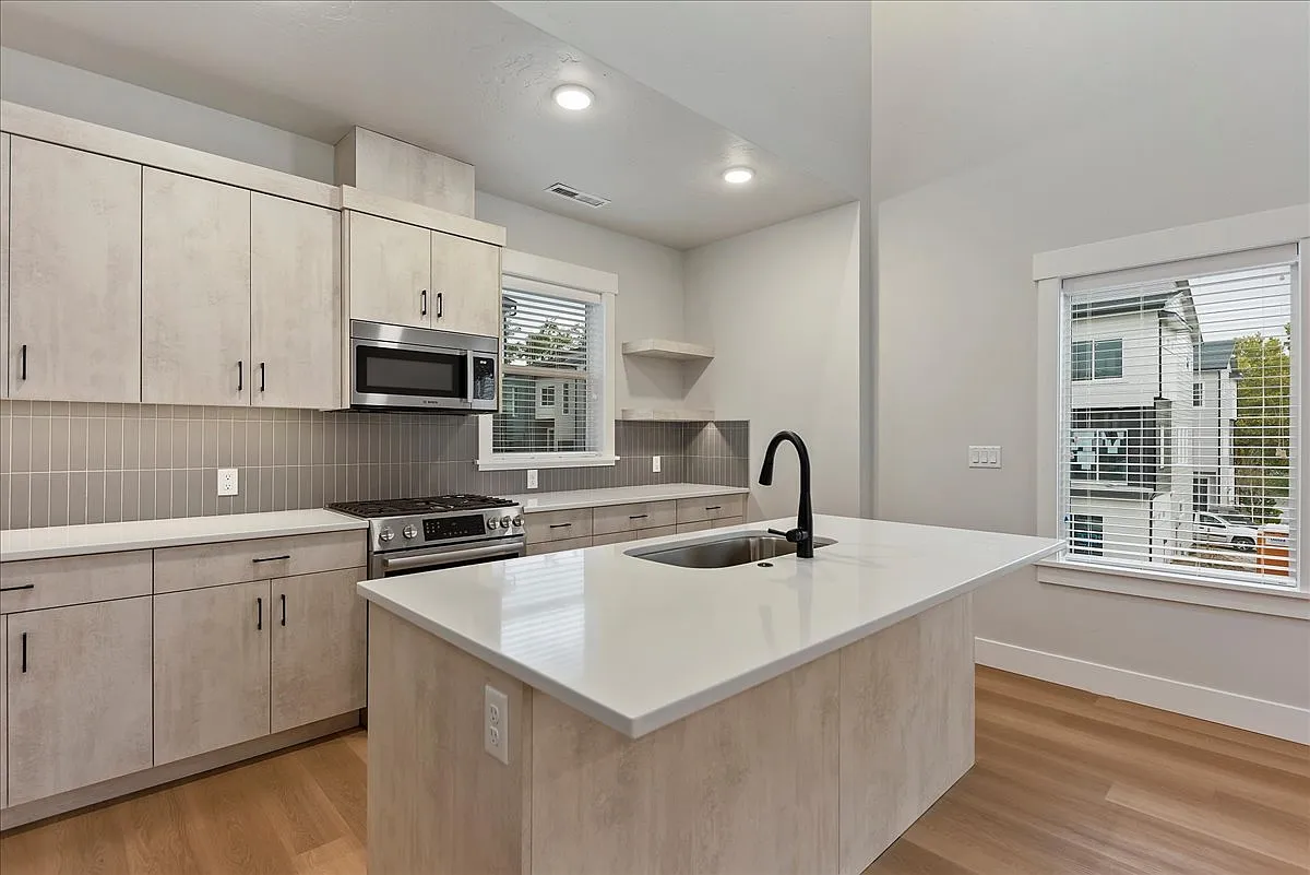 Bradbury Luxury Townhomes — Photo 3