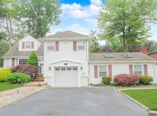 122 Village Cir E, Paramus, NJ 07652