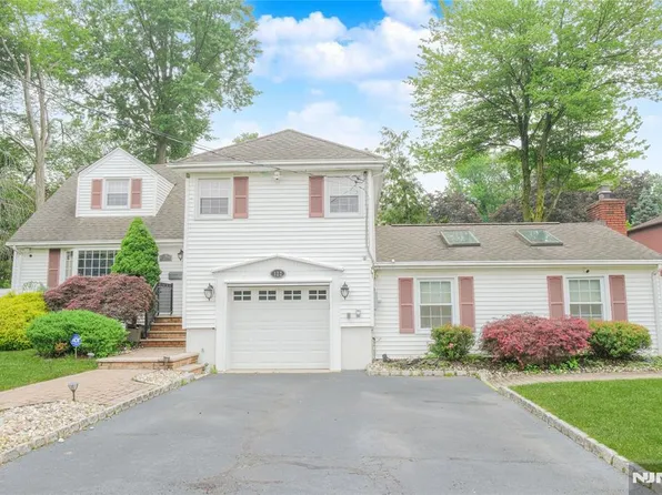 122 Village Cir E, Paramus, NJ 07652