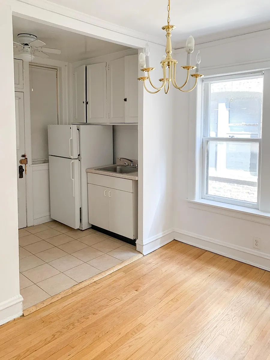 Photo 2 of 6 - 1608 W Sunnyside Ave #2S - Chicago, IL Building Photo - 1608 W Sunnyside Ave #2S