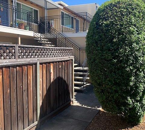 5th image of 627 Bolton Ct APT 1