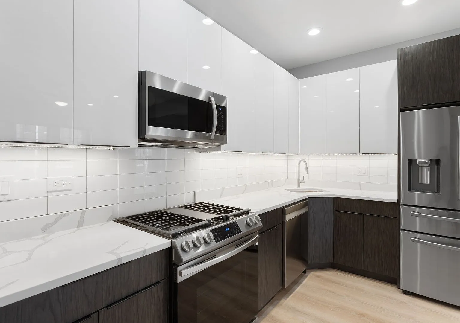 7642-48 N Eastlake Terrace &amp; 7661-63 N Rogers Ave — Photo 1