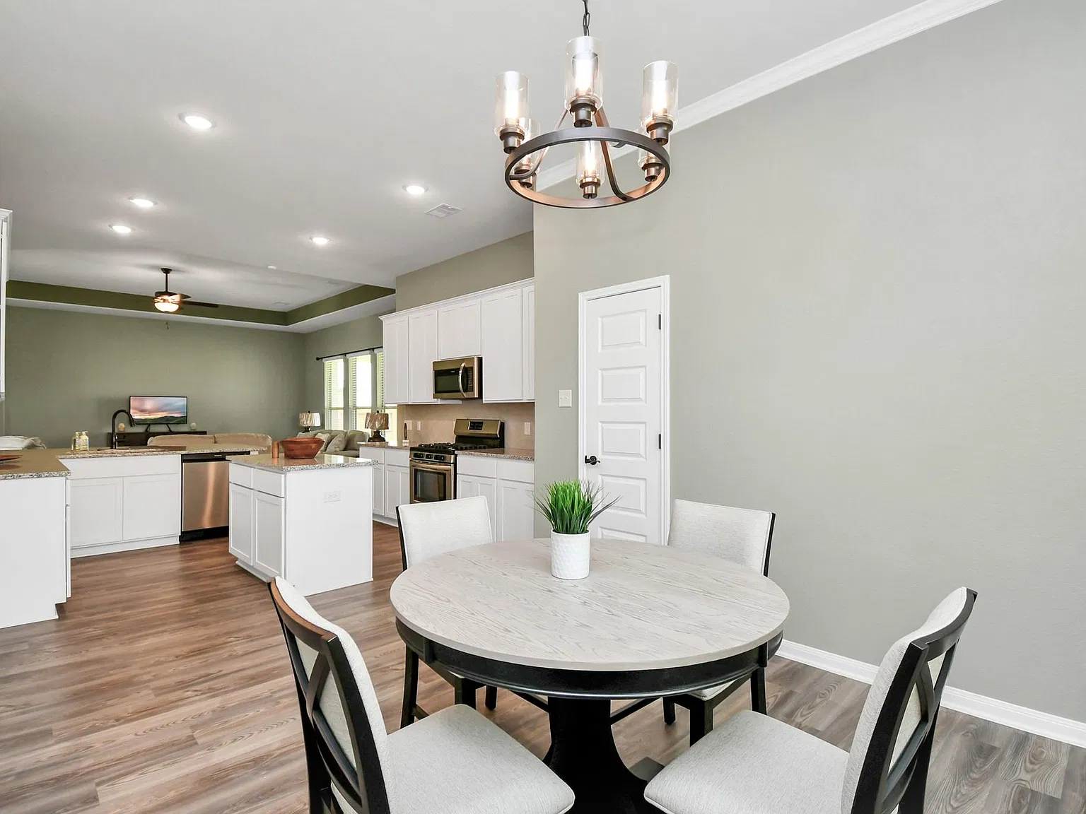 4 bed, 2.0 bath, 1974 sqft, $3,600 — Photo 4