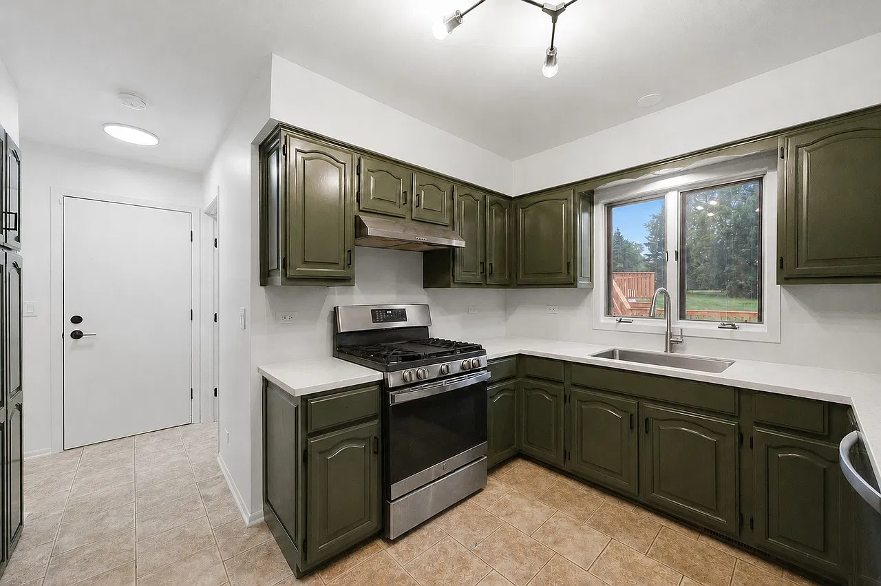 4 bed, 2.5 bath, 2206 sqft, $3,300 — Photo 4