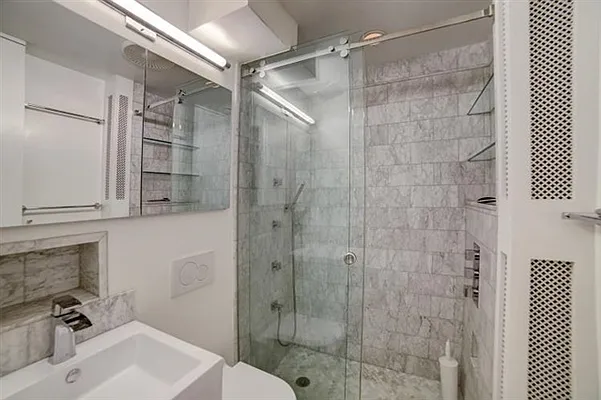 Sold by Redfin Real Estate | media 4