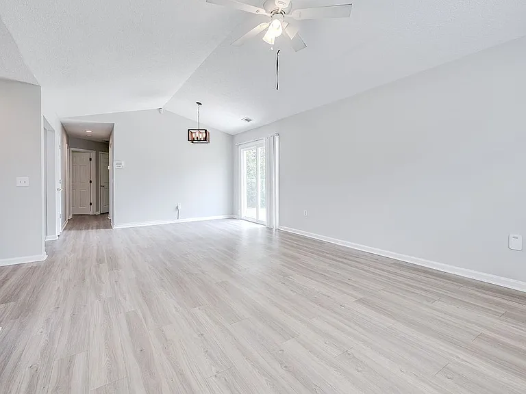 208 Mulberry Way — Photo 4