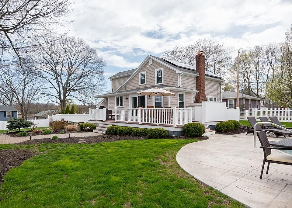 1st image of 17 Clematis Ave