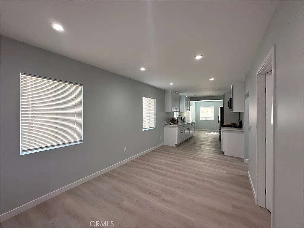 1025 W 11th St — Photo 2
