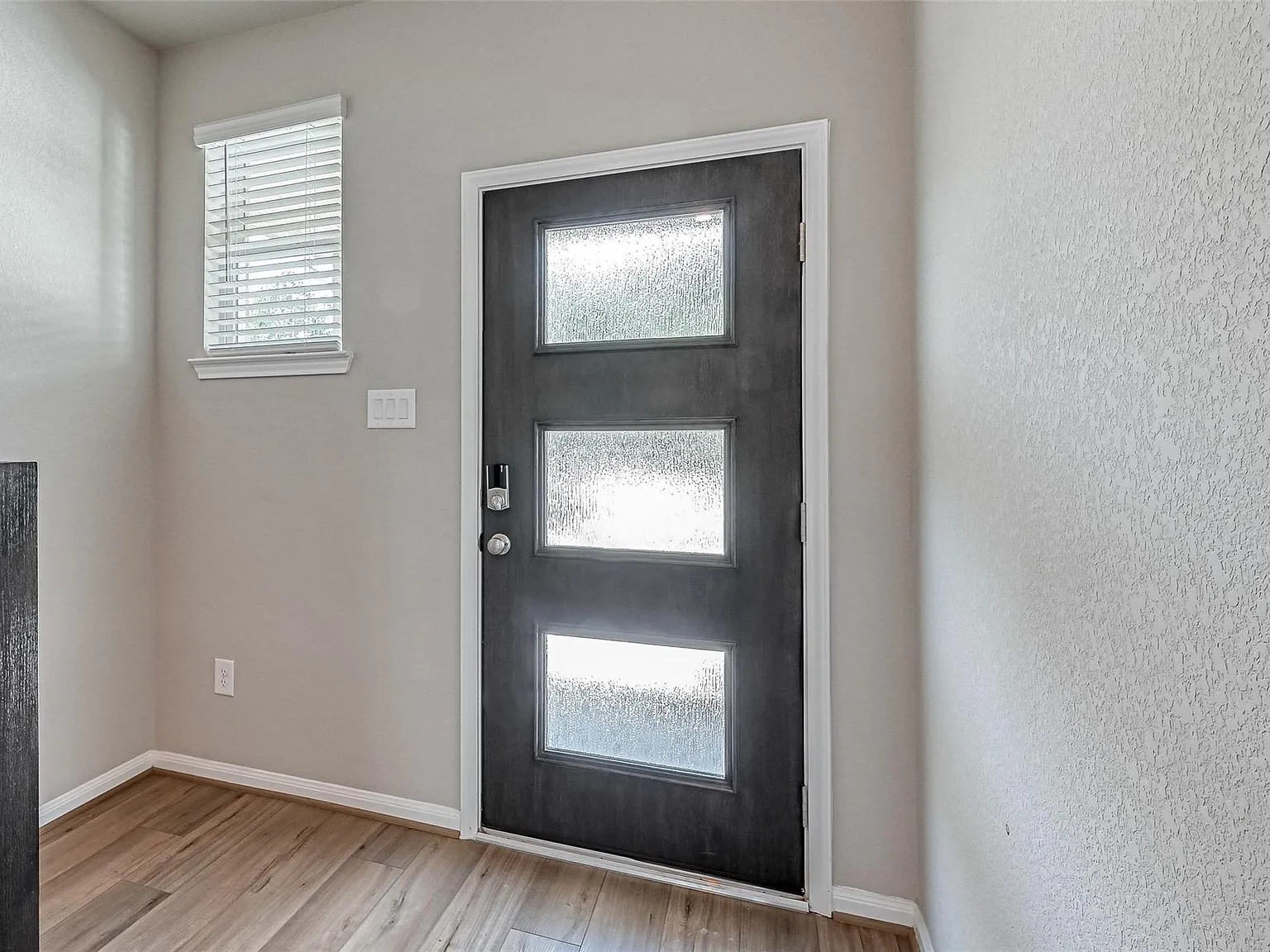 4 bed, 2.5 bath, 2024 sqft, $2,500 — Photo 3