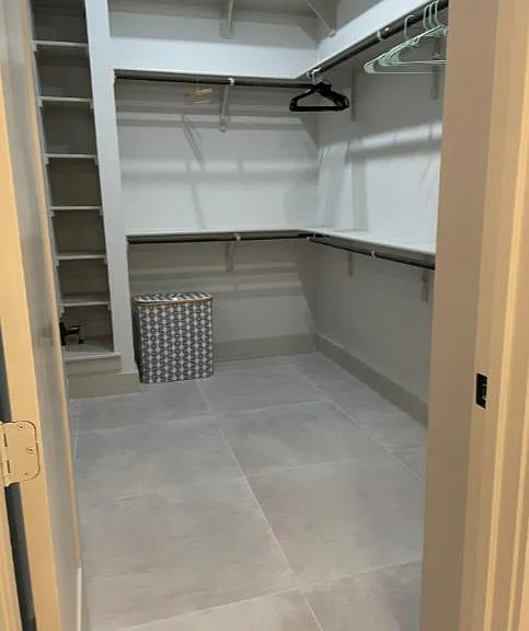 Master Bedroom Walking Closet