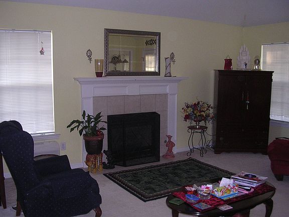 Living oom with Gas Fireplace