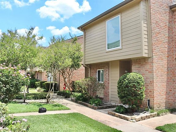 3rd image of 929 Memorial Village Dr #21