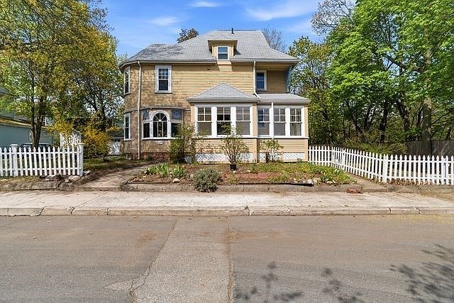 1st image of 10 Oak Bluff St