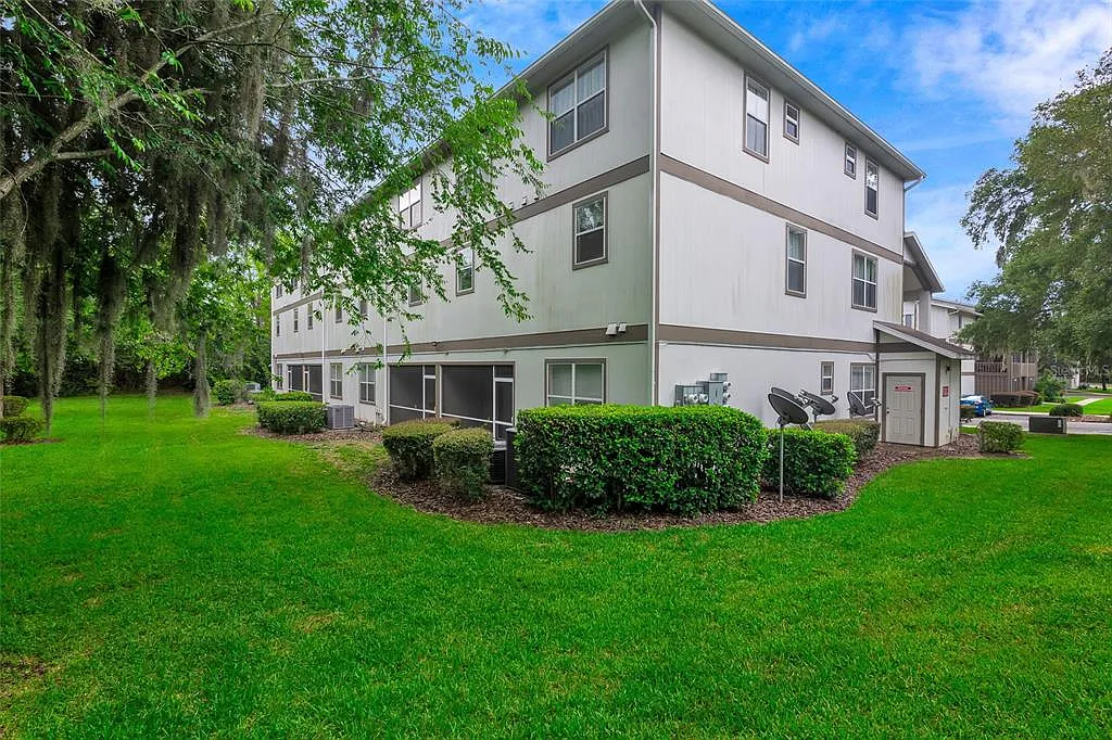 2 bed, 2.5 bath, 1176 sqft, $1,450 — Photo 2