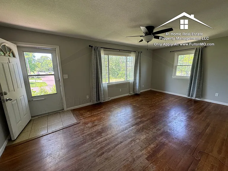 1304 Bradley Ln — Photo 2