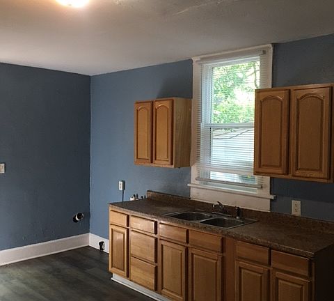 4th image of 1643 N Tacoma Ave
