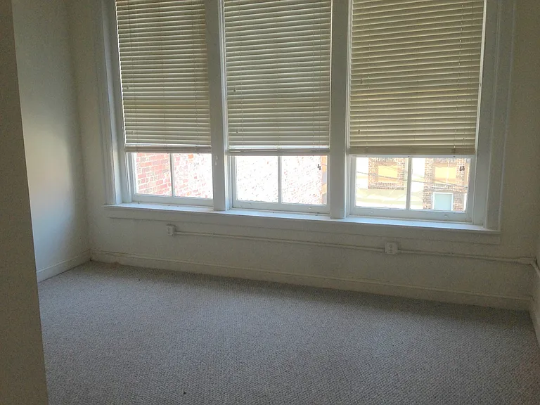 325 W Broad St — Photo 9
