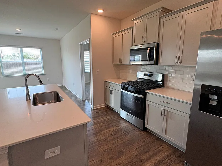 130 Fenwick Dr — Photo 3