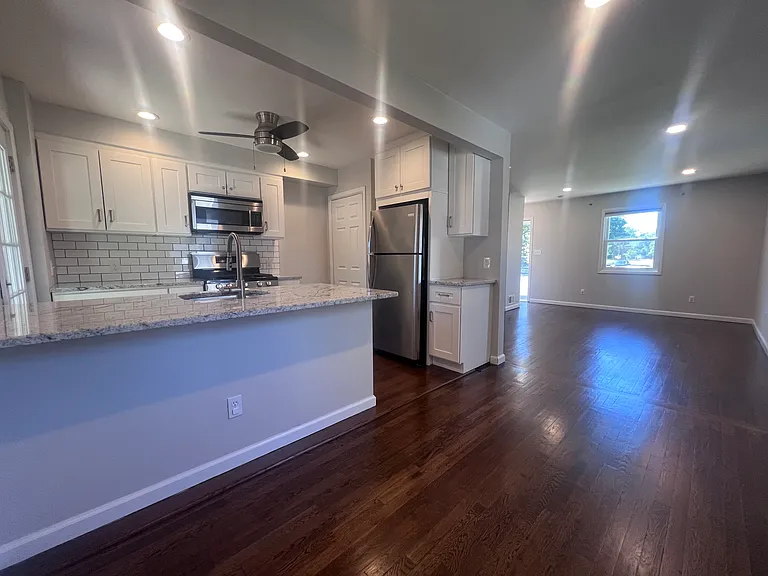 228 Windsor Ave — Photo 12