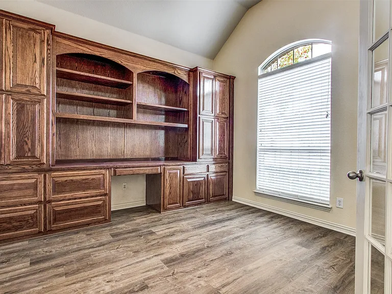 1130 Mission Ln — Photo 2