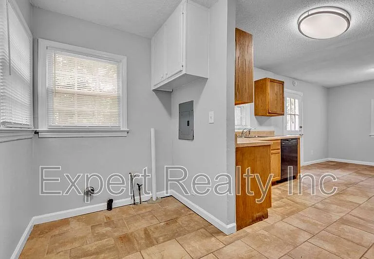 920 Parkway Dr — Photo 22