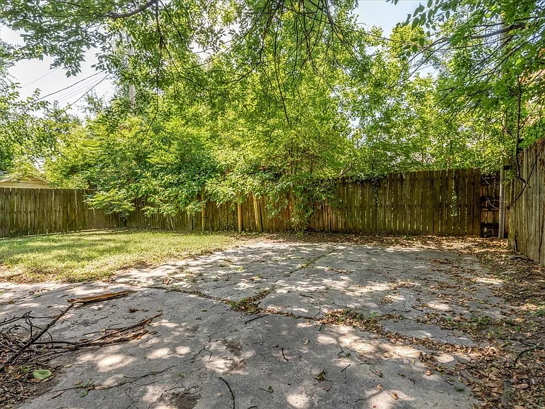 729 N Willett St — Photo 20