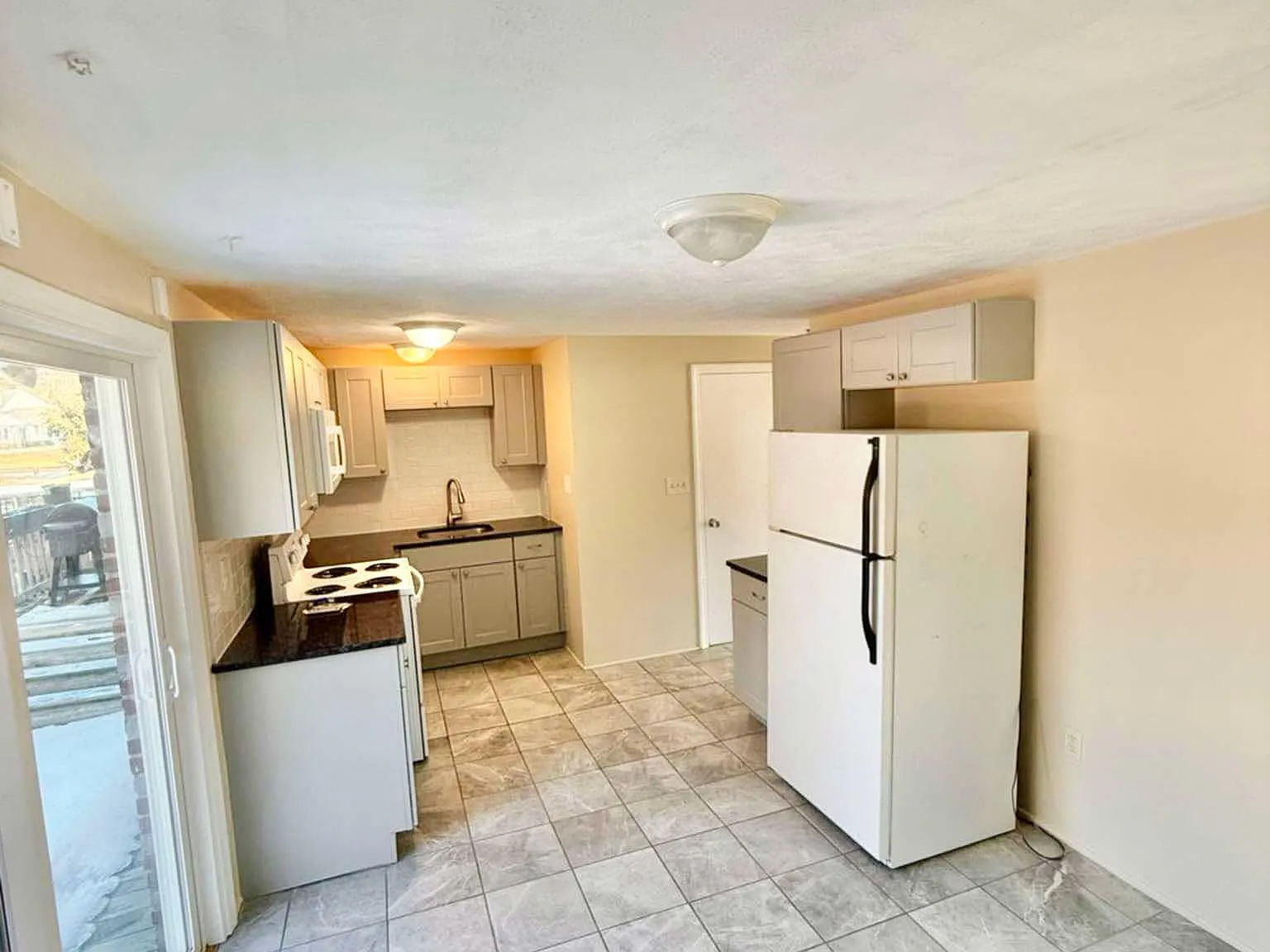 2 bed, 1.5 bath, 1100 sqft, $2,600 — Photo 2
