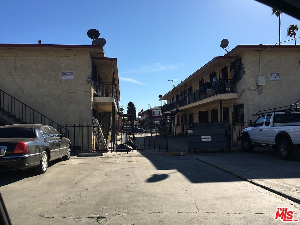 2nd image of 707 W 82nd St