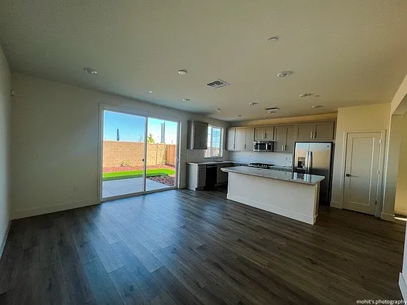 4 bed, 2075 sqft, $3,100 — Photo 1