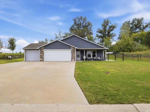9835 SW Deer Trail St, Topeka, KS 66610