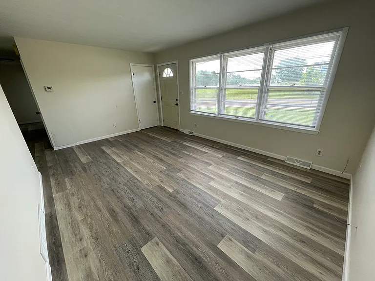 2207 Clark Ln — Photo 2