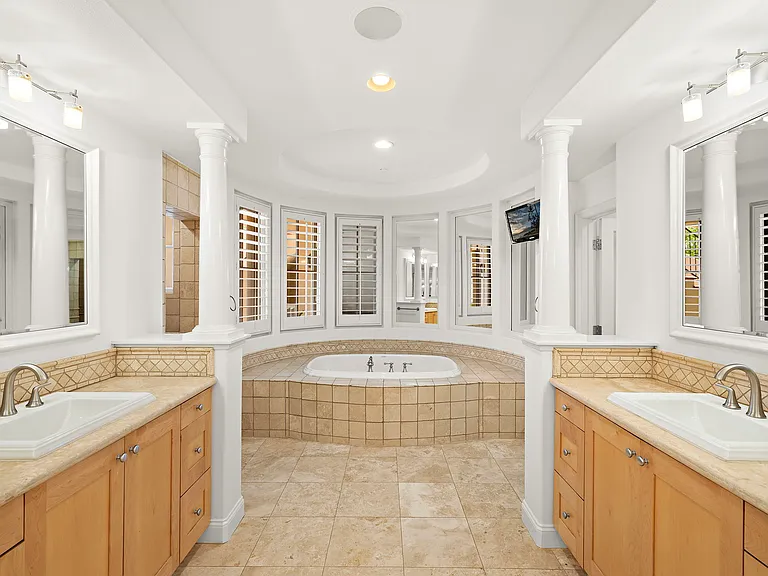 150 Sidney Bay Dr — Photo 32