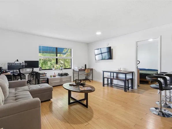 950 NW 11th St APT 3B, Miami, FL 33136