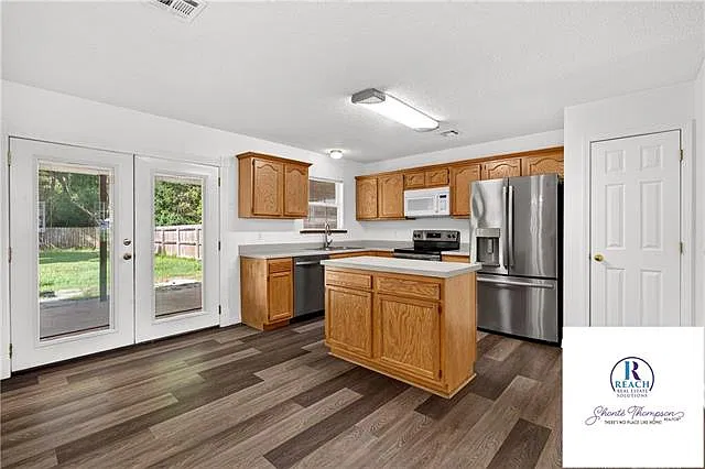 3 bed, 2.0 bath, 1256 sqft, $1,550 — Photo 2