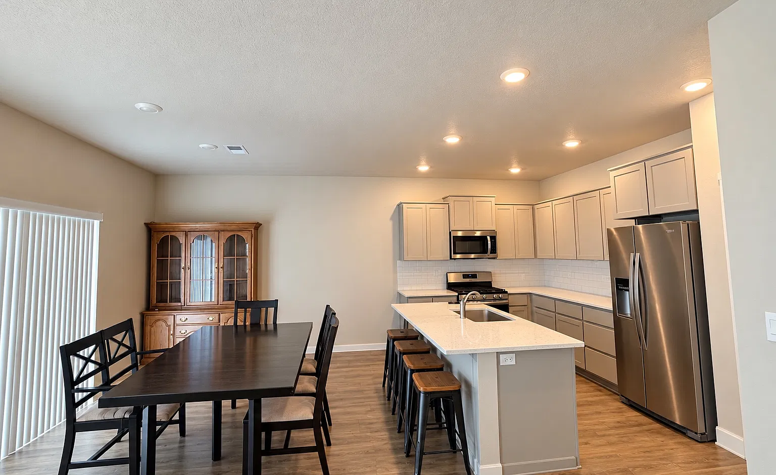 4 bed, 2230 sqft, $3,200 — Photo 4