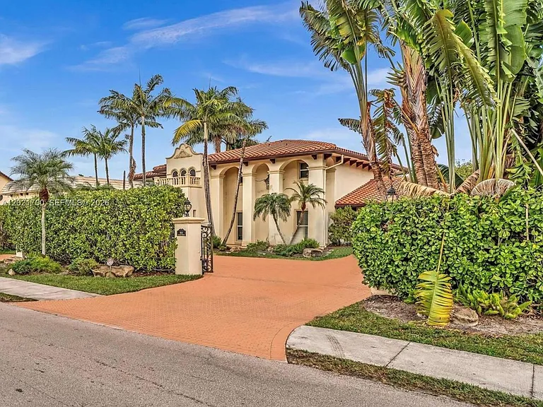 900 Diplomat Pkwy — Photo 4