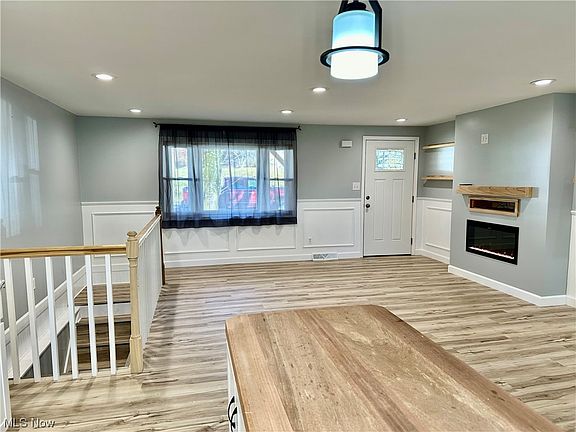 4th image of 42 Juanita Dr